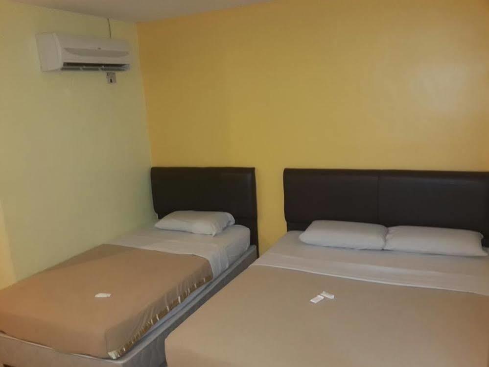 Hotel Aromas Kulai Exterior photo